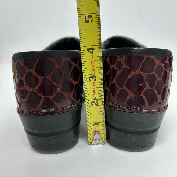 Sanita Danish Clogs EU 39 US 8.5 Maroon Leather Snake Skin Embossed Nursing Shoe - Picture 3 of 9